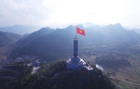 Tạm dừng tham quan cột cờ Lũng Cú