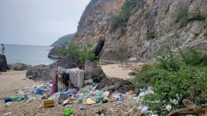 Khách du lịch vô tư xả rác ở Đà Nẵng, ban quản lý không thể xử phạt